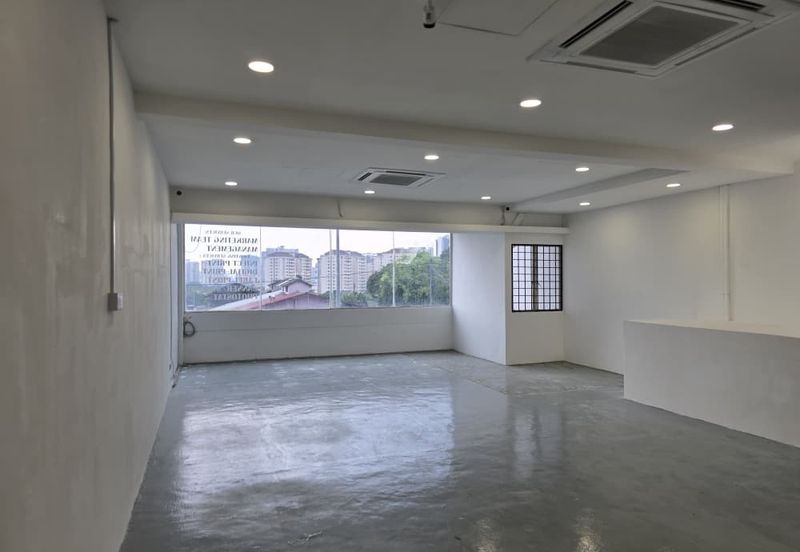 TAMAN BUNGA RAYA TBR OFFICE LVL 1 FOR RENT , RENOVATED 22X75 LONG SHOP OFFICE SETAPAK READY TO MOVE IN 