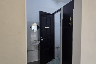 TAMAN BUNGA RAYA TBR OFFICE LVL 1 FOR RENT , RENOVATED 22X75 LONG SHOP OFFICE SETAPAK READY TO MOVE IN 