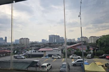 TAMAN BUNGA RAYA TBR OFFICE LVL 1 FOR RENT , RENOVATED 22X75 LONG SHOP OFFICE SETAPAK READY TO MOVE IN 