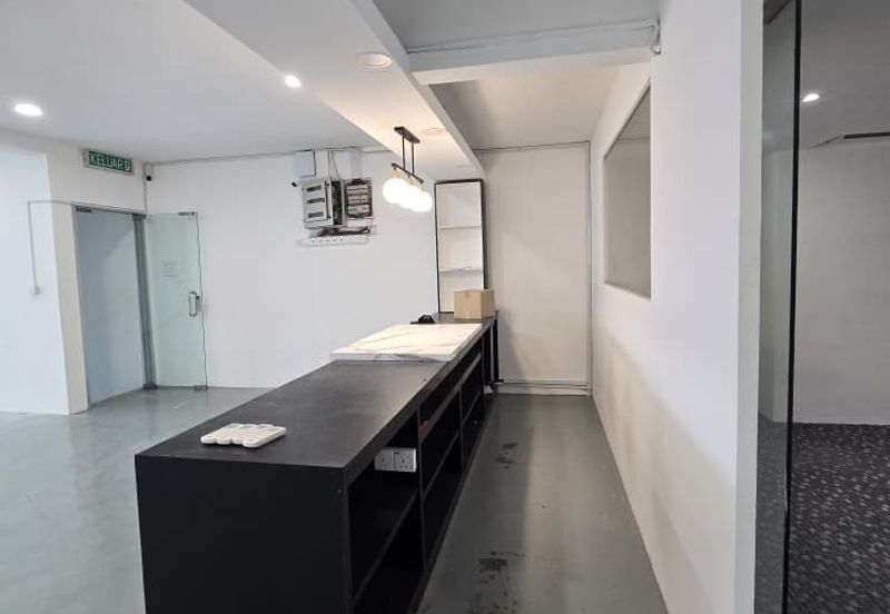 TAMAN BUNGA RAYA TBR OFFICE LVL 1 FOR RENT , RENOVATED 22X75 LONG SHOP OFFICE SETAPAK READY TO MOVE IN 