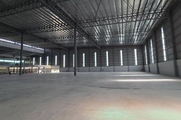 4 Acres Detached Warehouse @ Bandar Bukit Raja | 138K SF |  40 KN/m2 Floor |  14 Dock Doors | Eave Height 40 ft 