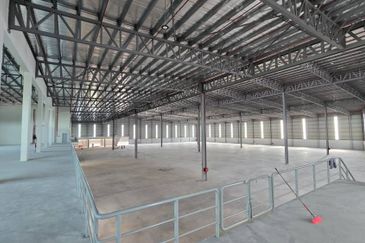 4 Acres Detached Warehouse @ Bandar Bukit Raja | 138K SF |  40 KN/m2 Floor |  14 Dock Doors | Eave Height 40 ft 