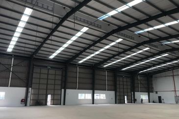 2 Acres Detached Warehouse @ Bandar Bukit Raja,  56K sf |  Eave Height 25 ft | 800 amp