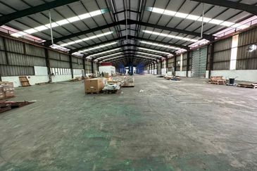 2 Acres Detached Warehouse @ Bandar Bukit Raja,  56K sf |  Eave Height 25 ft | 800 amp