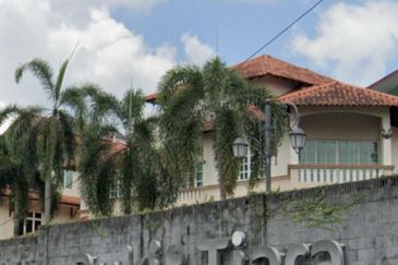 FREEHOLD 2.5STOREY CORNER ADJOINING BUNGALOW