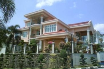 FREEHOLD 2.5STOREY CORNER ADJOINING BUNGALOW