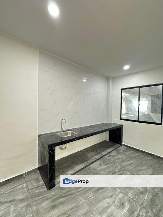 Low Depo Flat Perumahan Rakyat Lima Kedai New Renovated Mutiara Rini, Johor, Skudai