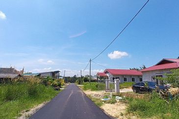 Batu 16 Tengku Mariam Ulu Tiram Village Land For Sale Convert Building Status