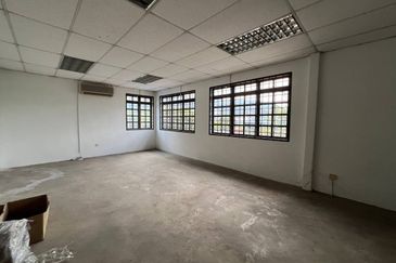 MENGLEMBU 1.5 FACTORY FULLY EXTEND FACING MAIN ROAD PRIME LOCATION FOR SALE