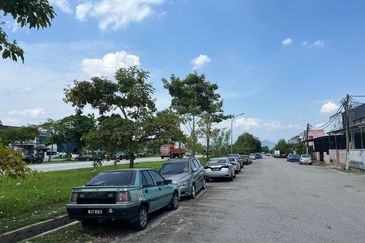 MENGLEMBU 1.5 FACTORY FULLY EXTEND FACING MAIN ROAD PRIME LOCATION FOR SALE