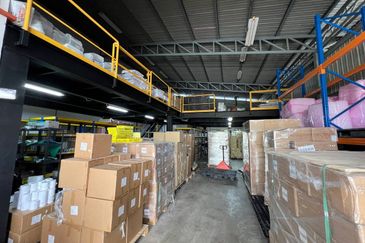 MENGLEMBU 1.5 FACTORY FULLY EXTEND FACING MAIN ROAD PRIME LOCATION FOR SALE