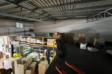 MENGLEMBU 1.5 FACTORY FULLY EXTEND FACING MAIN ROAD PRIME LOCATION FOR SALE