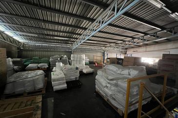 MENGLEMBU 1.5 FACTORY FULLY EXTEND FACING MAIN ROAD PRIME LOCATION FOR SALE