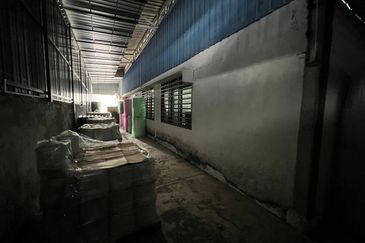 MENGLEMBU 1.5 FACTORY FULLY EXTEND FACING MAIN ROAD PRIME LOCATION FOR SALE
