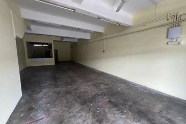 MENGLEMBU NEAR FALIM LAHAT JELAPANG SILIBIN SHOP LOT FOR SALE