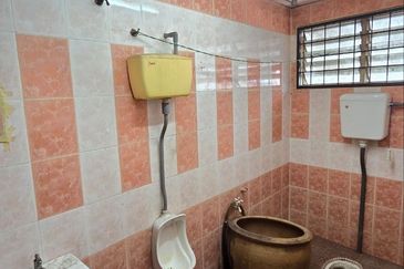 MENGLEMBU NEAR BUKIT MERAH FACING MAIN ROAD FREE PARKING SPACE FACTORY SHOP FOR SALE