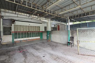 MENGLEMBU NEAR BUKIT MERAH FACING MAIN ROAD FREE PARKING SPACE FACTORY SHOP FOR SALE