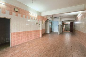 MENGLEMBU NEAR BUKIT MERAH FACING MAIN ROAD FREE PARKING SPACE FACTORY SHOP FOR SALE