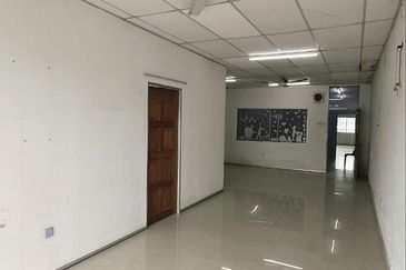 MENGLEMBU NEAR BUKIT MERAH FACING MAIN ROAD FREE PARKING SPACE FACTORY SHOP FOR SALE