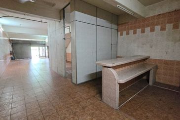 MENGLEMBU NEAR BUKIT MERAH FACING MAIN ROAD FREE PARKING SPACE FACTORY SHOP FOR SALE