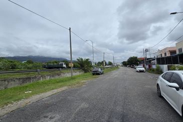 MENGLEMBU NEAR BUKIT MERAH FACING MAIN ROAD FREE PARKING SPACE FACTORY SHOP FOR SALE