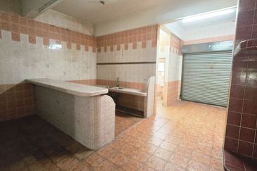 MENGLEMBU NEAR BUKIT MERAH FACING MAIN ROAD FREE PARKING SPACE FACTORY SHOP FOR SALE