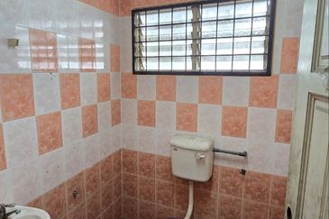 MENGLEMBU NEAR BUKIT MERAH FACING MAIN ROAD FREE PARKING SPACE FACTORY SHOP FOR SALE