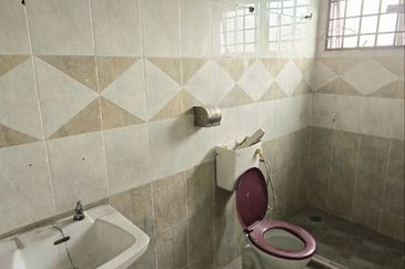 MENGLEMBU NEAR BUKIT MERAH FACING MAIN ROAD FREE PARKING SPACE FACTORY SHOP FOR SALE