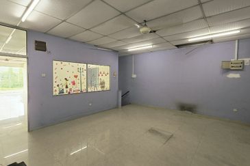 MENGLEMBU NEAR BUKIT MERAH FACING MAIN ROAD FREE PARKING SPACE FACTORY SHOP FOR SALE