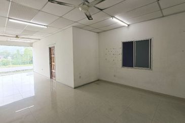 MENGLEMBU NEAR BUKIT MERAH FACING MAIN ROAD FREE PARKING SPACE FACTORY SHOP FOR SALE