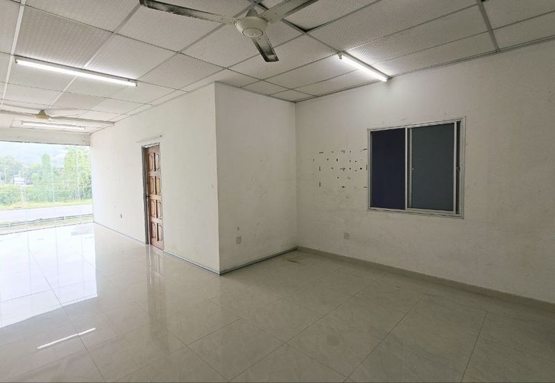 MENGLEMBU NEAR BUKIT MERAH FACING MAIN ROAD FREE PARKING SPACE FACTORY SHOP FOR SALE