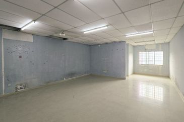 MENGLEMBU NEAR BUKIT MERAH FACING MAIN ROAD FREE PARKING SPACE FACTORY SHOP FOR SALE