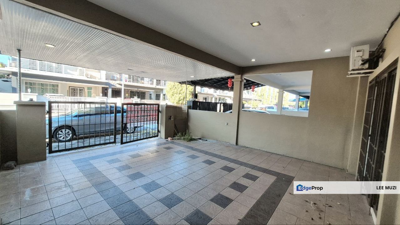 PENGKALAN TIARA STATION 18 NEAR MENGLEMBU BATU GAJAH LAHAT  GATED GUARDED DOUBLE STOREY HOUSE FOR SALE, Perak, Ipoh