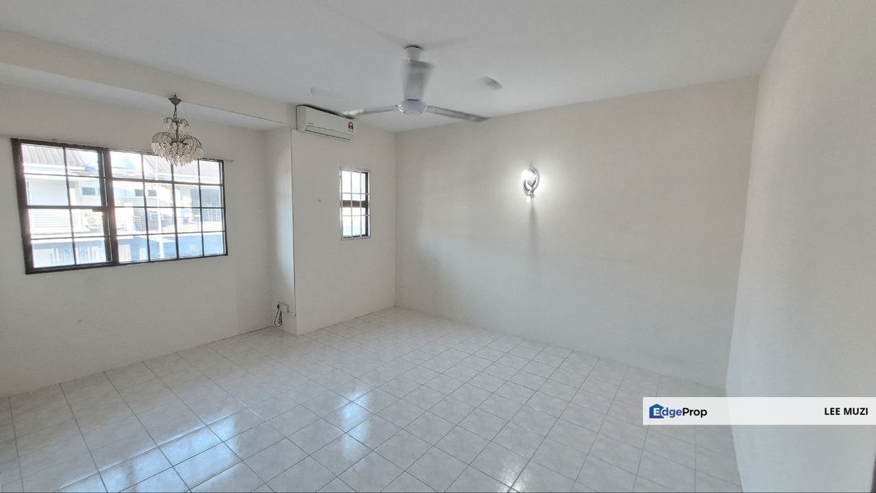 PENGKALAN TIARA STATION 18 NEAR MENGLEMBU BATU GAJAH LAHAT  GATED GUARDED DOUBLE STOREY HOUSE FOR SALE, Perak, Ipoh