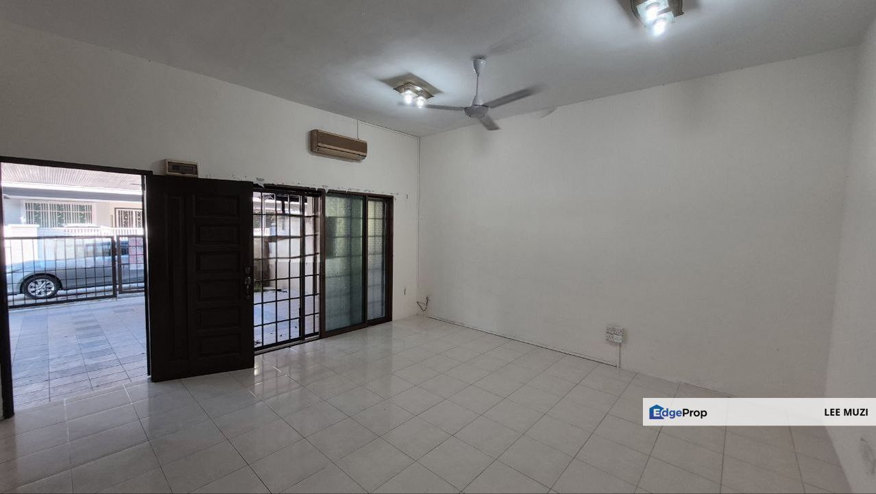 PENGKALAN TIARA STATION 18 NEAR MENGLEMBU BATU GAJAH LAHAT  GATED GUARDED DOUBLE STOREY HOUSE FOR SALE, Perak, Ipoh