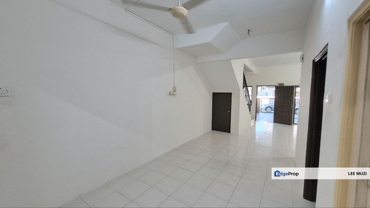 PENGKALAN TIARA STATION 18 NEAR MENGLEMBU BATU GAJAH LAHAT  GATED GUARDED DOUBLE STOREY HOUSE FOR SALE, Perak, Ipoh