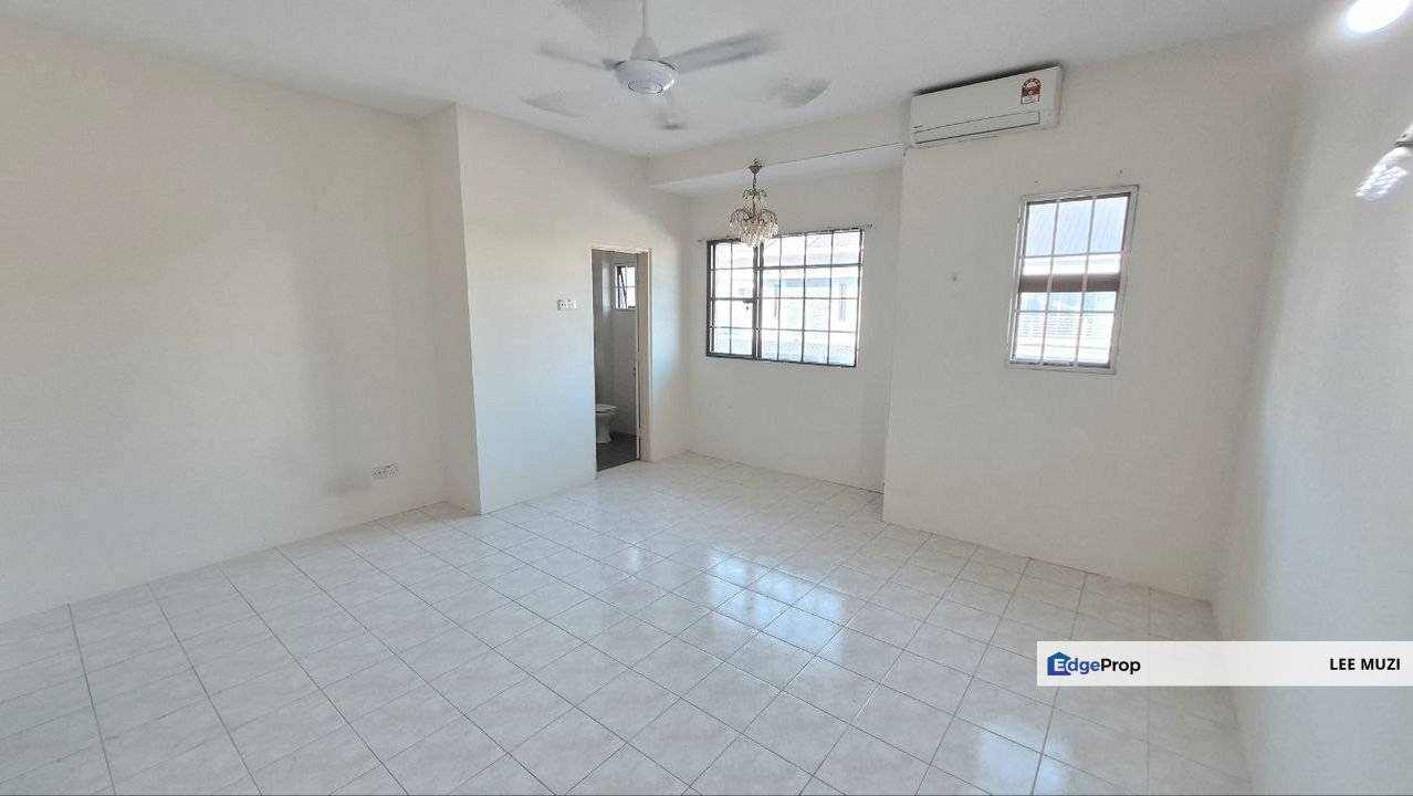 PENGKALAN TIARA STATION 18 NEAR MENGLEMBU BATU GAJAH LAHAT  GATED GUARDED DOUBLE STOREY HOUSE FOR SALE, Perak, Ipoh