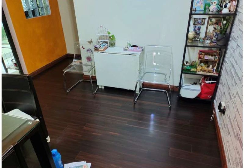 Rumah Pangsa Kayu Ara