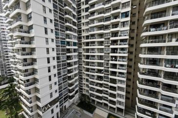 Baypoint @ Country Garden Danga Bay