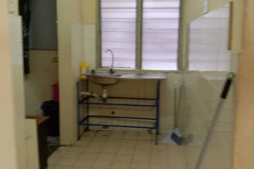 Seri Kembangan, Flat Lama, Pangsapuri Mawar Jaya, Walking MRT