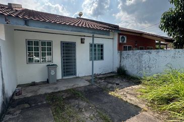 Teres Setingkat, Taman Ayer Molek Seksyen 1, Melaka