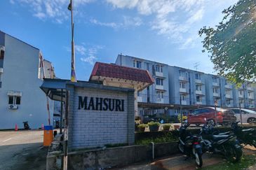 Freehold Low Level Mahsuri Apartment Setiawangsa, KL near to Setiawangsa Commercial Center 