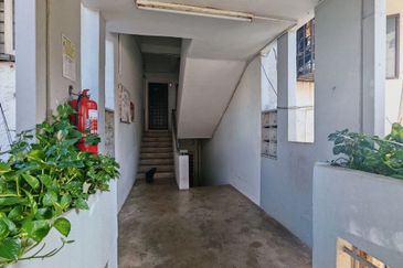 Freehold Low Level Mahsuri Apartment Setiawangsa, KL near to Setiawangsa Commercial Center 