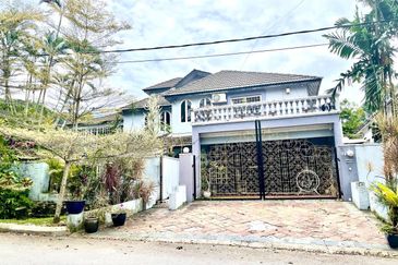 Corner Lot, Facing Open, 2.5 Storey Bungalow, Jalan H, Taman Melawati with Swimming Pool  - dual frontage 