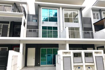 Facing Open, 3 Storey Bayu Height 2, Taman Bayu Heights 2, Seri kembangan