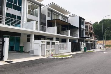 Facing Open, 3 Storey Bayu Height 2, Taman Bayu Heights 2, Seri kembangan
