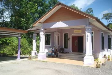 Banglo Setingkat, Kg. Kadok Dalam, Kadok, Ketereh, Kota Bharu, Kelantan 