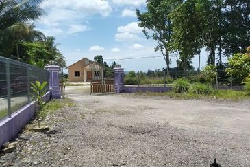 Banglo Setingkat, Kg. Kadok Dalam, Kadok, Ketereh, Kota Bharu, Kelantan 