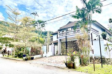 Corner lot, facing Open, 2.5 Storey Bungalow, Jalan H, Taman Melawati with swimming pool -dual frontage
