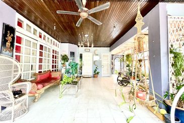 Corner lot, facing Open, 2.5 Storey Bungalow, Jalan H, Taman Melawati with swimming pool -dual frontage